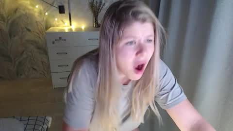 Melissa  Ray online show from 10/06/25, 06:05