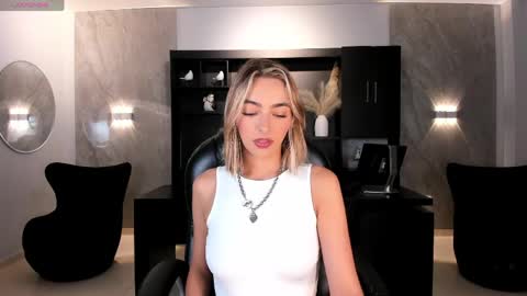 Snapshot of melissamoore_ chatting on 05/11/26, 09:26 Call me Meli online show from 05/11/26, 09:26