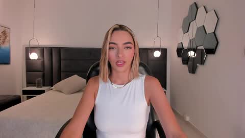 Snapshot of melissamoore_ chatting on 05/26/26, 09:27 Call me Meli online show from 05/26/26, 09:27