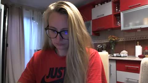 Melly online show from 09/12/25, 07:08