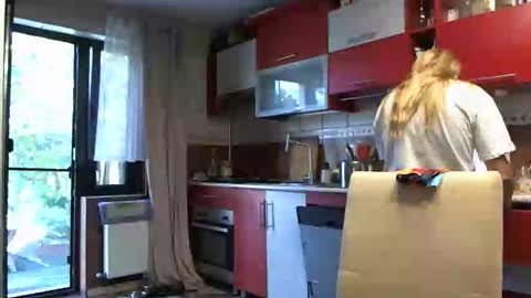 Melly online show from 09/22/25, 06:48