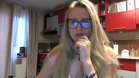 Melly online show from 03/04/26, 07:03