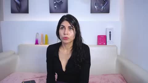 Snapshot of melodiroux_ chatting on 10/21/25, 01:01 Melodi online show from 10/21/25, 01:01