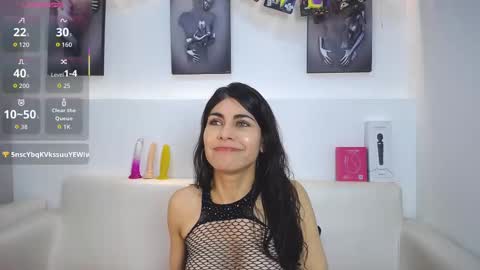 Snapshot of melodiroux_ chatting on 10/22/25, 01:22 Melodi online show from 10/22/25, 01:22