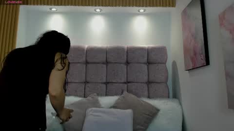 Snapshot of melodiroux_ chatting on 06/19/26, 01:04 Melodi online show from 06/19/26, 01:04