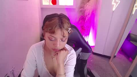 Snapshot of melody701583as chatting on 02/13/26, 02:57 melody701583as online show from 02/13/26, 02:57