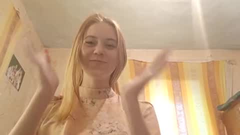Snapshot of melvinadelliveneri chatting on 08/09/26, 10:53 Lia online show from 08/09/26, 10:53