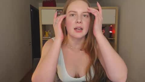 Snapshot of meow_k1tty chatting on 11/19/25, 01:55 Flora Next stream November 17th at 6 GMT online show from 11/19/25, 01:55