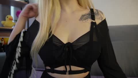 Snapshot of meow_rinnie chatting on 02/18/25, 08:27 My links --- online show from 02/18/25, 08:27