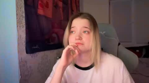 Snapshot of meowki4 chatting on 12/31/24, 10:45 meowme online show from 12/31/24, 10:45