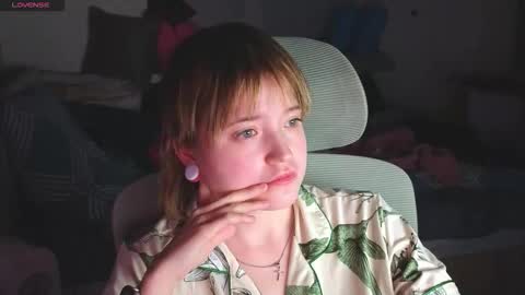 Snapshot of meowki4 chatting on 12/01/25, 02:55 meowme online show from 12/01/25, 02:55