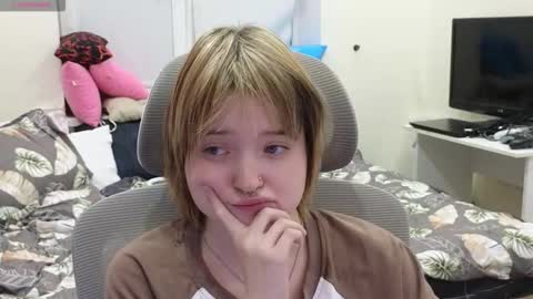 Snapshot of meowki4 chatting on 12/14/25, 04:01 meowme online show from 12/14/25, 04:01