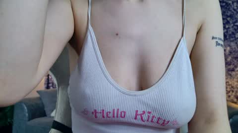 Snapshot of meowwmurr chatting on 05/04/26, 05:25 Mia online show from 05/04/26, 05:25