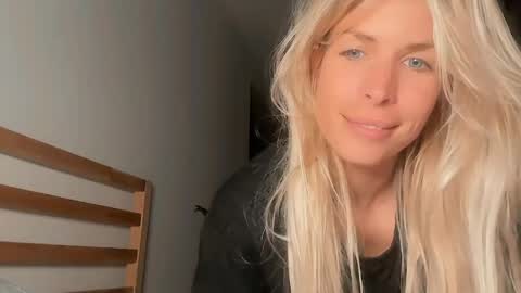 mer_kel online show from 04/17/26, 10:24