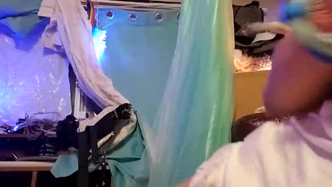 Snapshot of merelyalover chatting on 01/21/25, 06:22 gurlnips online show from 01/21/25, 06:22