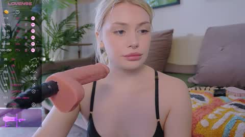 Snapshot of meukotis chatting on 09/24/25, 09:23 Stella online show from 09/24/25, 09:23