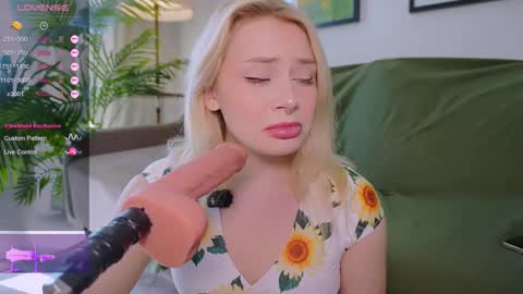 Snapshot of meukotis chatting on 10/03/25, 08:22 Stella online show from 10/03/25, 08:22