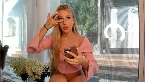 Mia  Milan online show from 10/22/25, 08:14