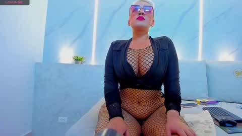 Snapshot of mia_becke chatting on 12/30/24, 11:59 Mia online show from 12/30/24, 11:59
