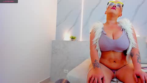 Snapshot of mia_becke chatting on 01/08/25, 12:05 Mia online show from 01/08/25, 12:05
