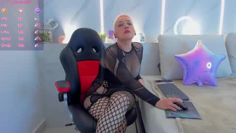 Snapshot of mia_becke chatting on 03/06/25, 11:47 Mia online show from 03/06/25, 11:47