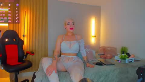 Snapshot of mia_becke chatting on 10/03/25, 11:51 Mia online show from 10/03/25, 11:51