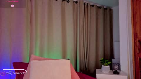 Snapshot of mia_bonneett chatting on 07/12/26, 05:53 online show from 07/12/26, 05:53