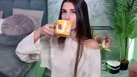 Freya Allen online show from 12/12/24, 10:09