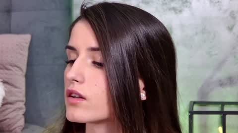 Freya Allen online show from 02/04/25, 12:19