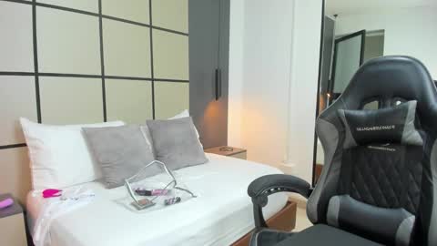 M I A  online show from 10/28/25, 02:37