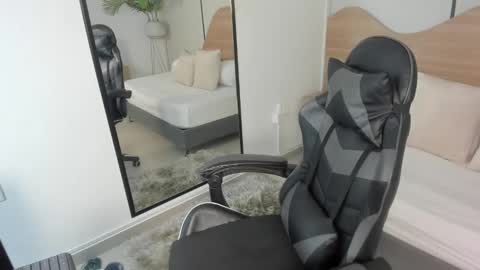 M I A  online show from 11/26/25, 02:45