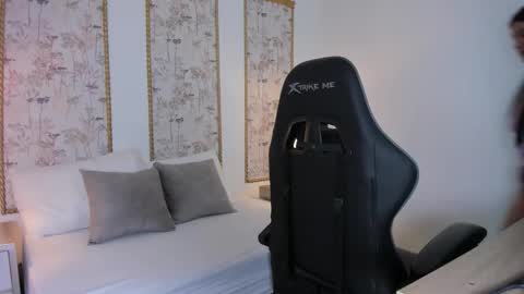 M I A  online show from 12/21/25, 02:41