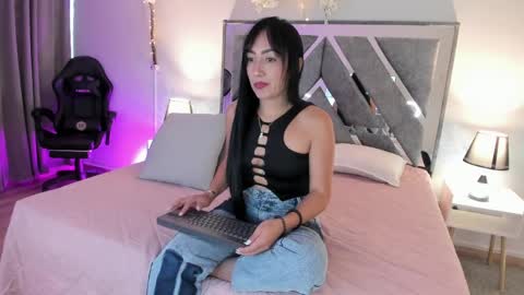 mia_davis__ online show from 05/27/26, 12:02