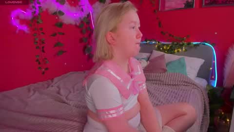 Mia online show from 03/09/26, 02:59