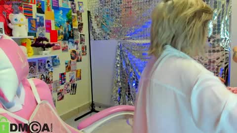 Mia online show from 04/05/26, 03:04