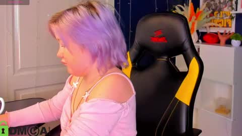 Snapshot of mia_ferd chatting on 05/19/26, 03:02 Mia online show from 05/19/26, 03:02