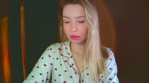 Snapshot of mia_fleur_ chatting on 12/18/24, 03:15 Mia online show from 12/18/24, 03:15