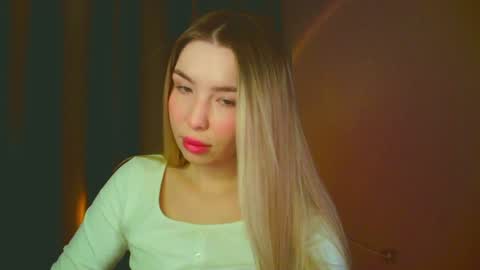 Snapshot of mia_fleur_ chatting on 01/07/25, 02:31 Mia online show from 01/07/25, 02:31