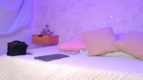 mia_hill1_ online show from 05/18/26, 08:03