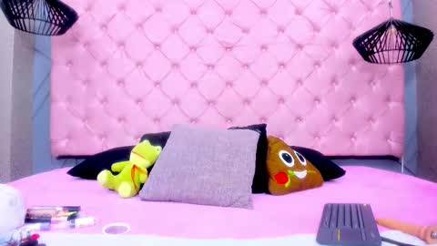 Mia online show from 01/15/26, 01:37