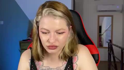 Snapshot of mia_kamp chatting on 09/19/25, 03:24 Mia online show from 09/19/25, 03:24