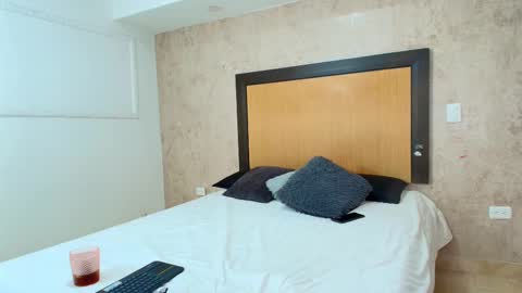 MIALOPEZ      .     Y      .      online show from 02/10/25, 06:24