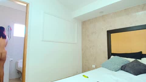 MIALOPEZ      .     Y      .      online show from 02/20/25, 08:47