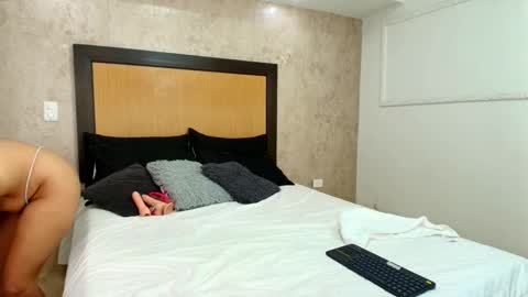 MIALOPEZ      .     Y      .      online show from 02/24/25, 08:03