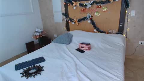 MIALOPEZ      .     Y      .      online show from 12/04/25, 09:01