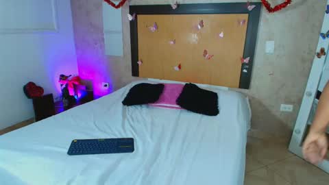 MIALOPEZ      .     Y      .      online show from 03/12/26, 06:25