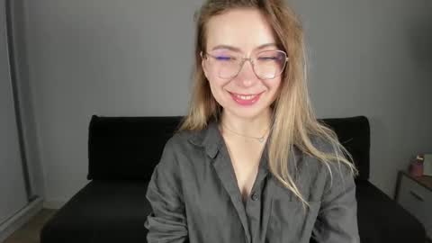 Mia online show from 12/21/25, 02:35