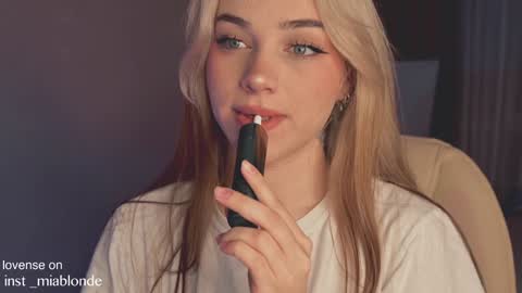 mia_milagros online show from 12/25/24, 02:25