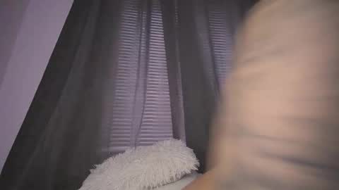 mia independent model online show from 11/28/25, 02:20