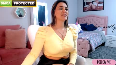 Snapshot of mia_moretz1 chatting on 01/28/25, 08:15 Mia online show from 01/28/25, 08:15